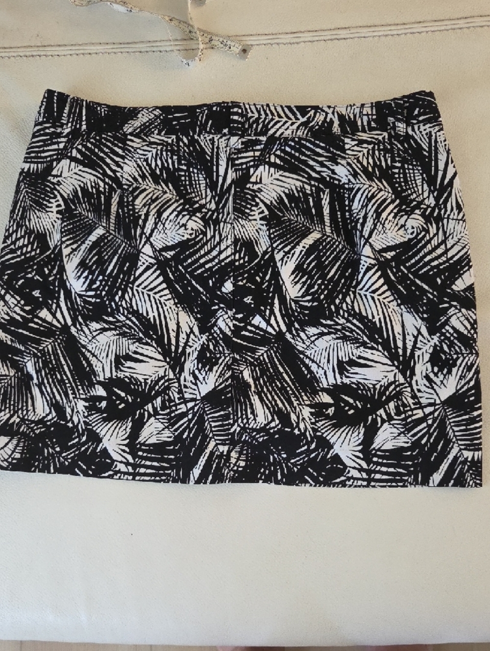 Mario Serrani Black and White Palm-Print Women's Shorts - Picture 2 of 5